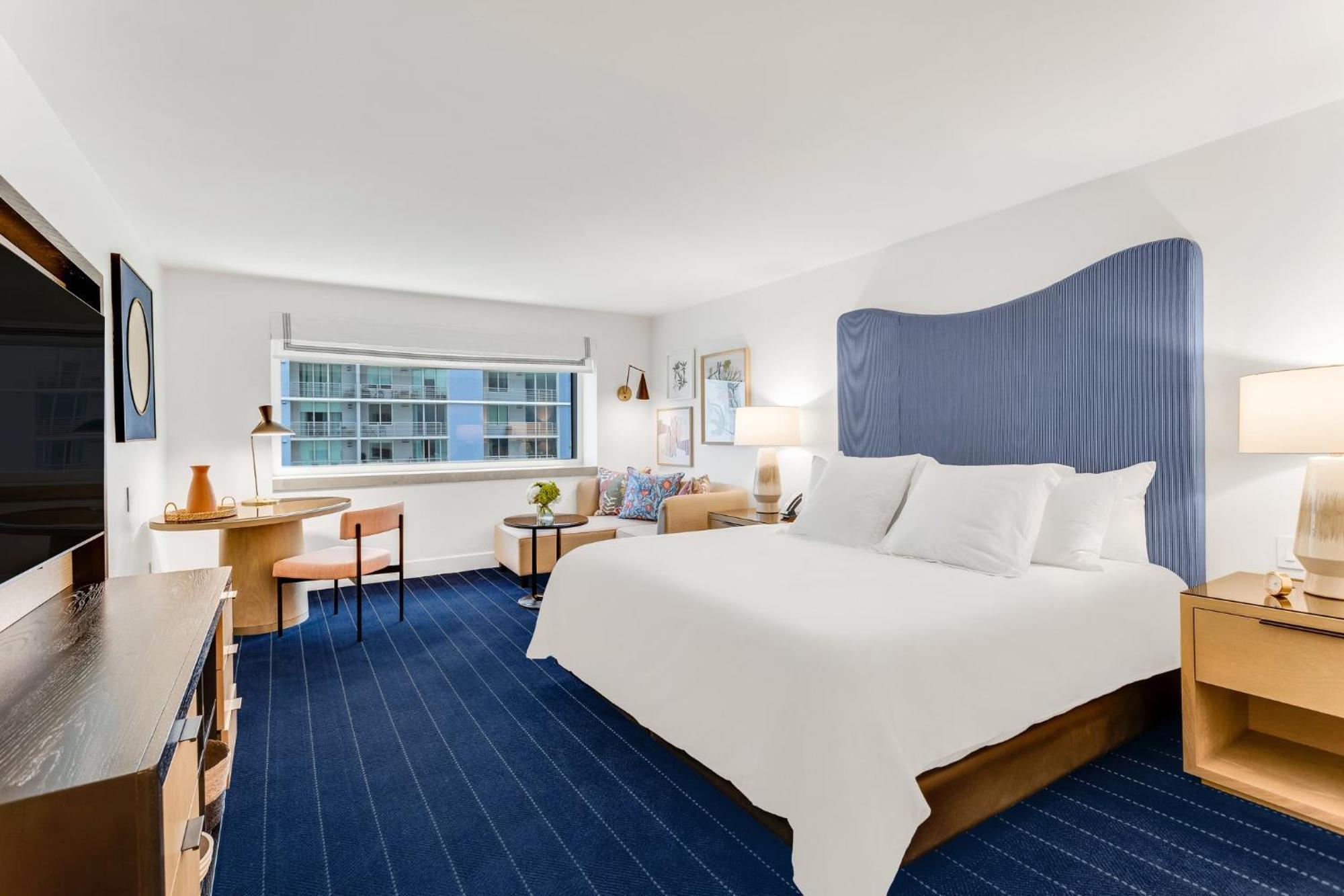 Classic King Room with Partial Ocean View and Club Lounge Access